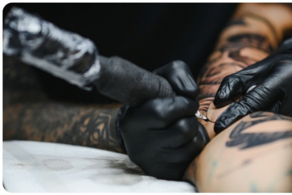 Vapoter avant de se faire tatouer ? 
